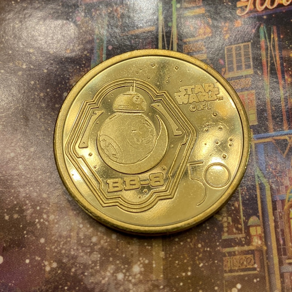 NWT Disney 50th anniversary collectible 🪙 coin gold BB-8 😁 Star Wars - Picture 1 of 4